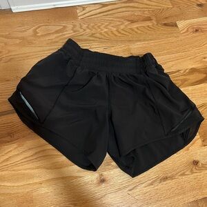 Hotty Hot Low-Rise Lined Short 4" Lululemon
black size 4
